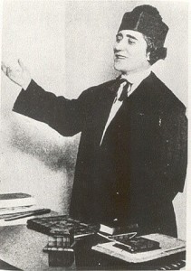 Clara Campoamor, con toga y birrete, interviniendo en un juicio. Principios del S/XX